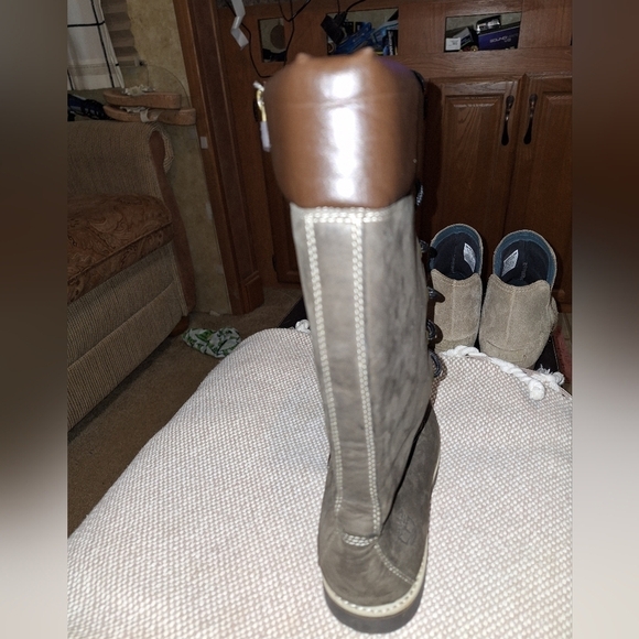 Girls Timberland 14" grey boots in a size 5.5. Pre-loved with a couple of flaws - Picture 3 of 11